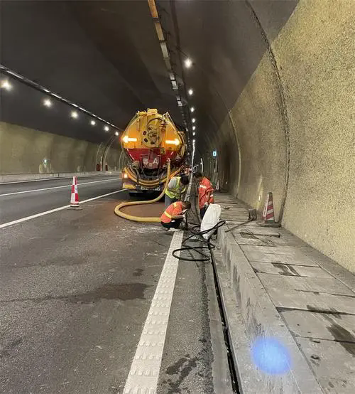 清水河隧道排水渠清淤
